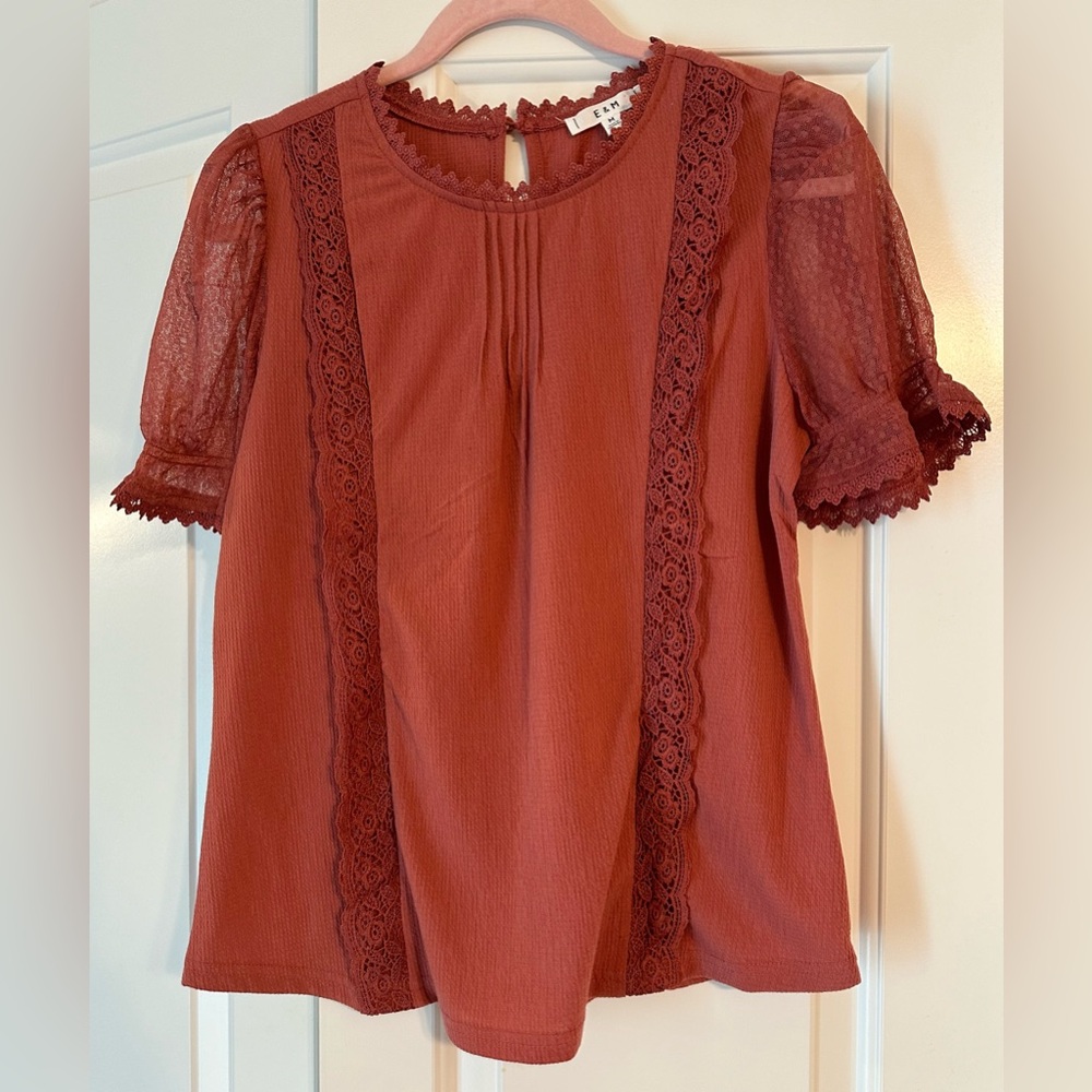 Women’s Pink/Orange Rust colored Detailed Top Size Medium LIKE NEW.
